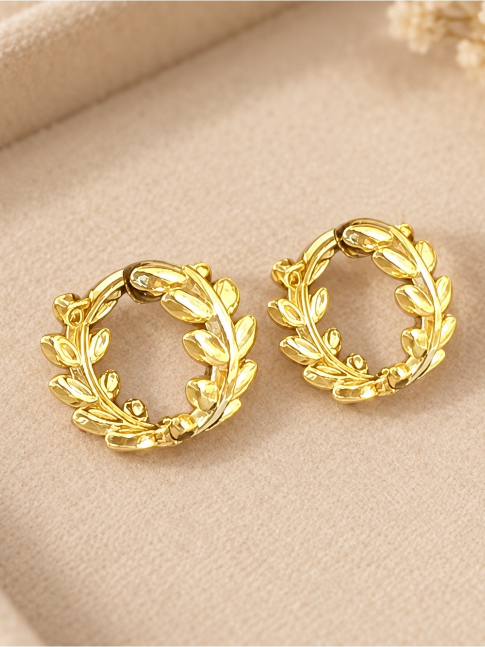 Goldtone Laurel Wreath Huggie Hoop Earrings  NWOT 1/2" #705